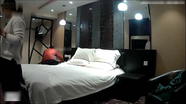 时尚性感的美女销售为了业绩上班时间约客户酒店见面啪啪,胸大毛旺被各种猛操,看样子是把客户伺候舒服了!